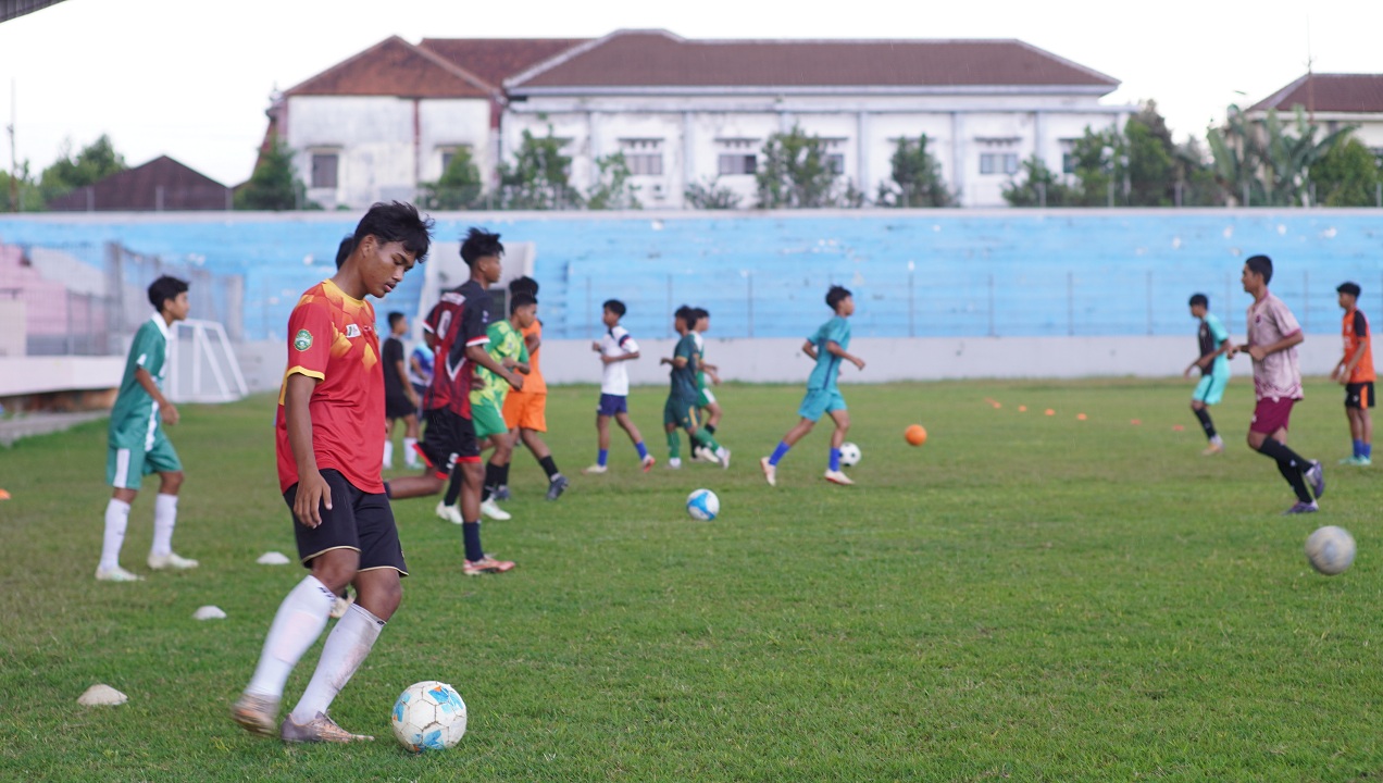 LATIH PASSING: Punggawa Persid Jember U17 latihan di Stadion Notohadinegoro, (7/7/2025) di Stadion Notohadinegoro.