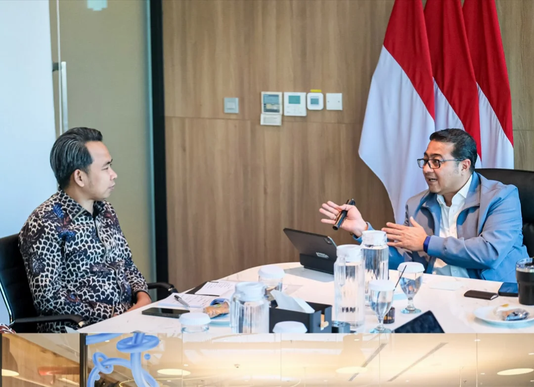 TERIMA LAWATAN: Menteri Ekraf Teuku Riefky Harsya (kanan) saat menerima lawatan Bupati Fawait, di Kantor Kementrian Ekraf, di Jakarta (8/7/2025).