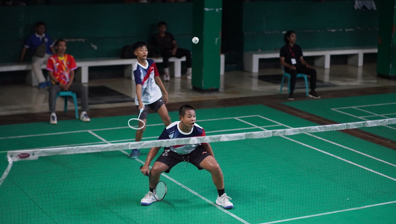 SENGIT: Atlet bulu tangkis MTs Jember Rivaldo/Zidni yang harus mengakui kehebatan Gustian Alan/Sulthon dari Kabupaten Kediri di laga final Porseni MTs Jatim 2025, kemarin (9/7/2025) di GOR Argopuro.