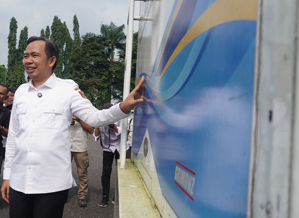 CEK MOBDIN: Bupati Jember Muhammad Fawait memantau langsung kondisi kendaraan dinas pada 5 Maret lalu. Gus Fawait juga ingin mengembangkan program Wadul Guse yang bisa terintegrasi layanan kesehatan.