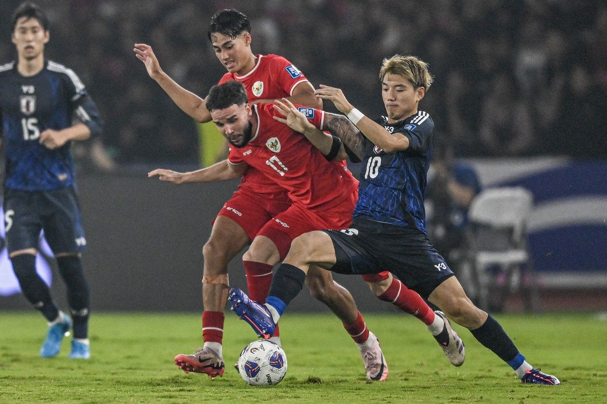 Calvin Verdonk (kedua kanan) bersama rekan setimnya Rafael William Struick (kedua kiri) berebut bola dengan pesepak bola Timnas Jepang Ritsu Doan (kanan)
