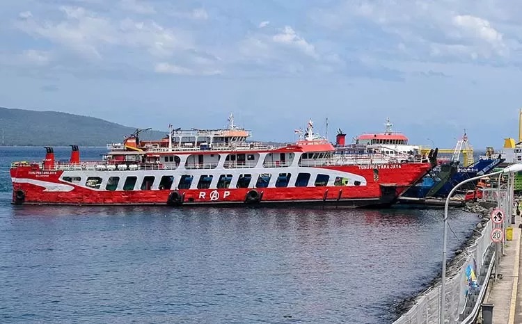 KMP Tunu Jaya Pratama saat bersandar di dermaga LCM Ketapang. (Foto. Ramada Kusuma/Radar Banyuwangi Jawa Pos Group)