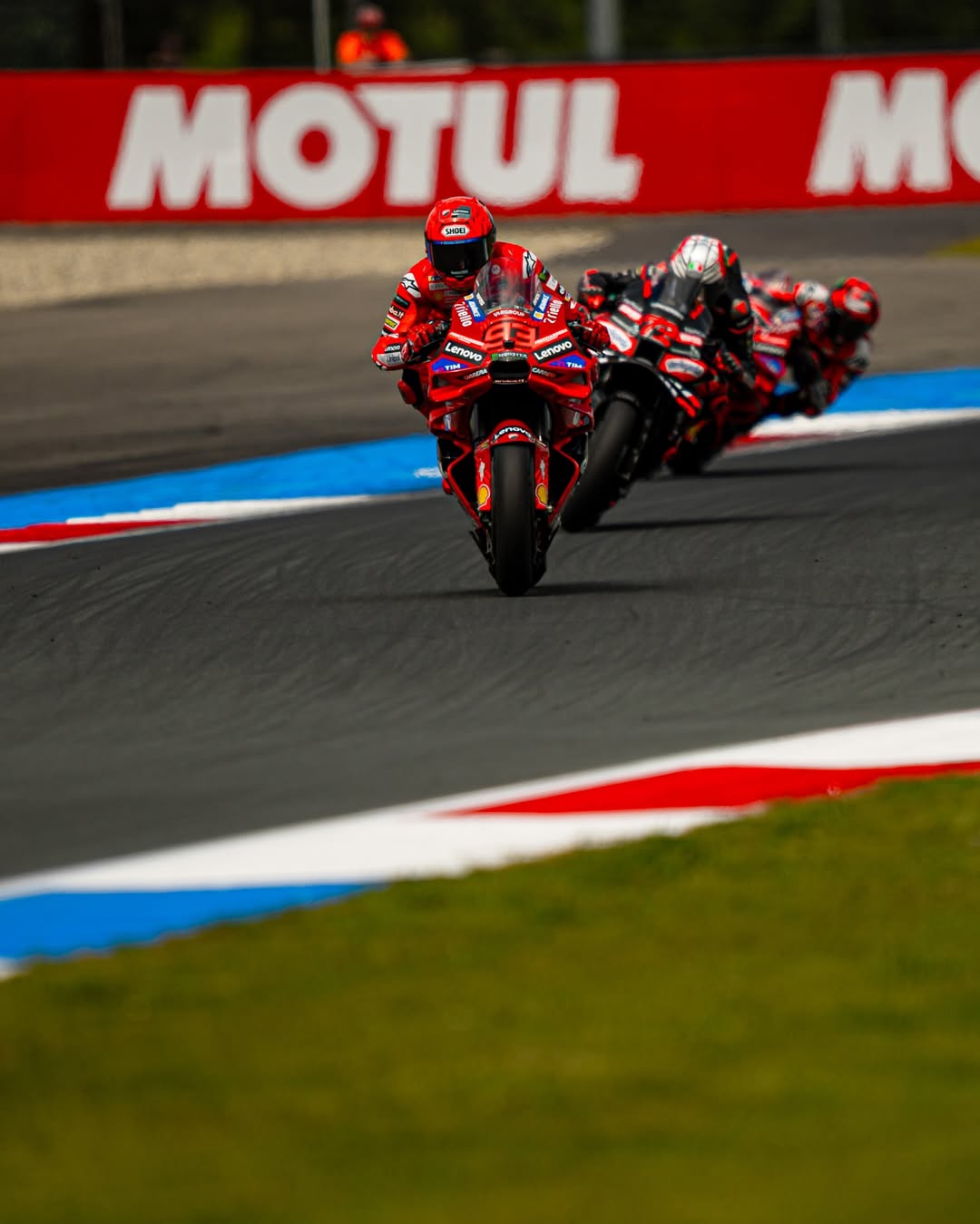Marc Marquez saat memimpin balapan di Sirkuit TT Assen, Belanda.