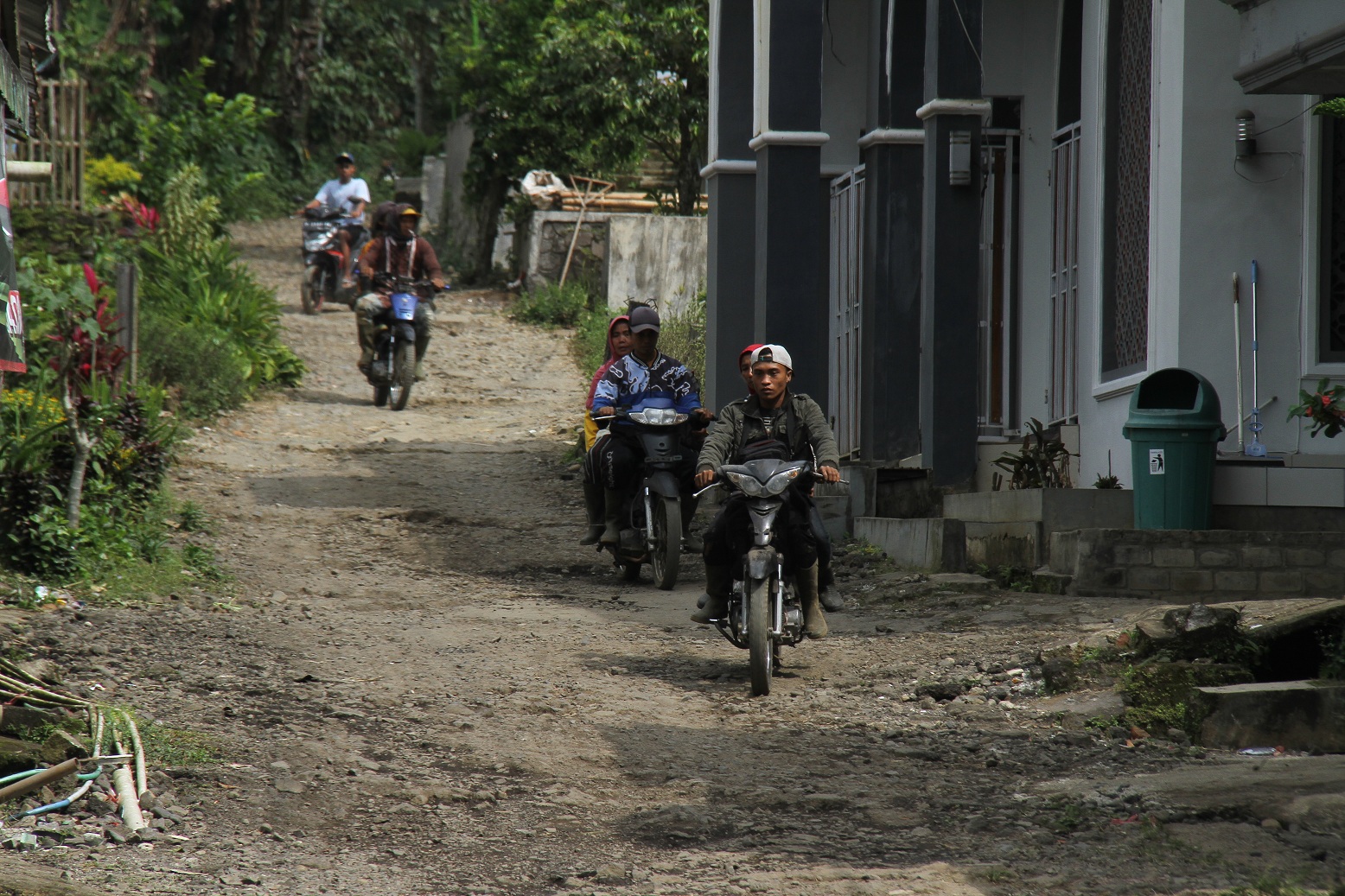 HANYA UNTUK MOTOR: Kondisi jalan alternatif Gumitir yang masih makadam. Hari ini akan mulai ada perbaikan jalan alternatif yang diperuntukkan kendaraan roda dua.