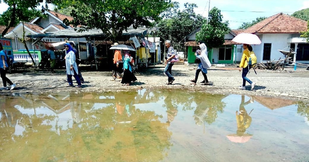 KAWASAN PESISIR: Tour wisata lokal yang menyusuri perkampungan nelayan di Pantai Payangan. HPI Jember ingin pengembangan kawasan wisata di Jember berlandaskan pemberdayaan masyarakat.