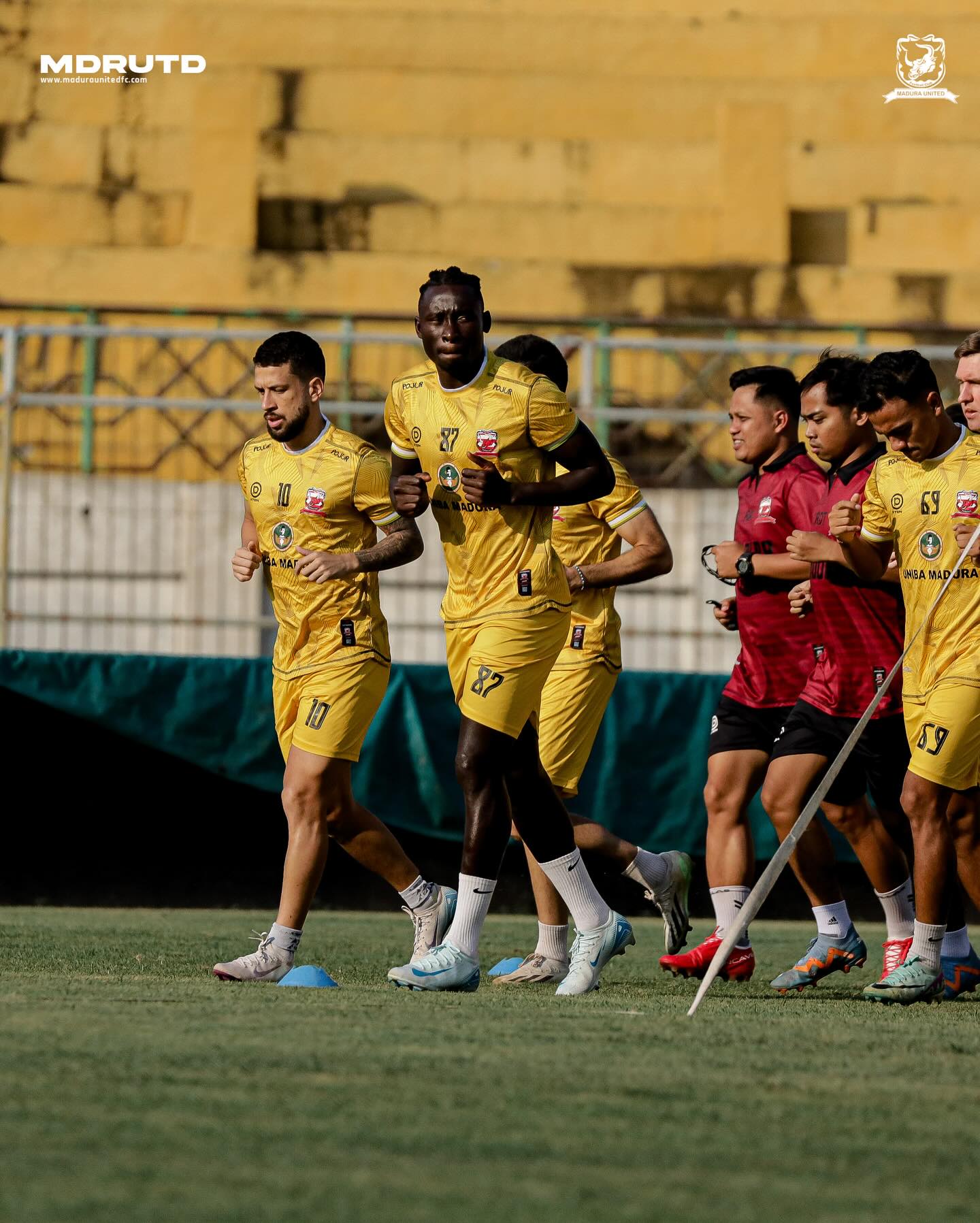 Skuad Madura United saat latihan rutin