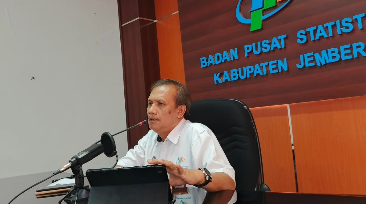 SAMPAIKAN PERKEMBANGAN: Kepala BPS Jember Tri Erwandi, memberikan uraian tentang perkembangan inflasi dan deflasi Jember, Selasa lalu (1/7/2025).