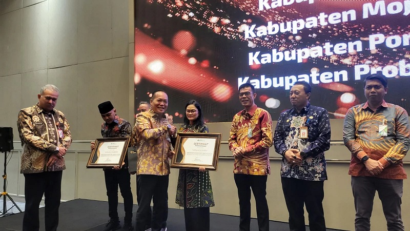 APRESIASI: Mewakili Bupati Jember Muhammad Fawait, Kepala Disnaker Jember Yuliana Harimurti menerima penghargaan di Hotel Vasa Surabaya, Kamis (10/7/2025).