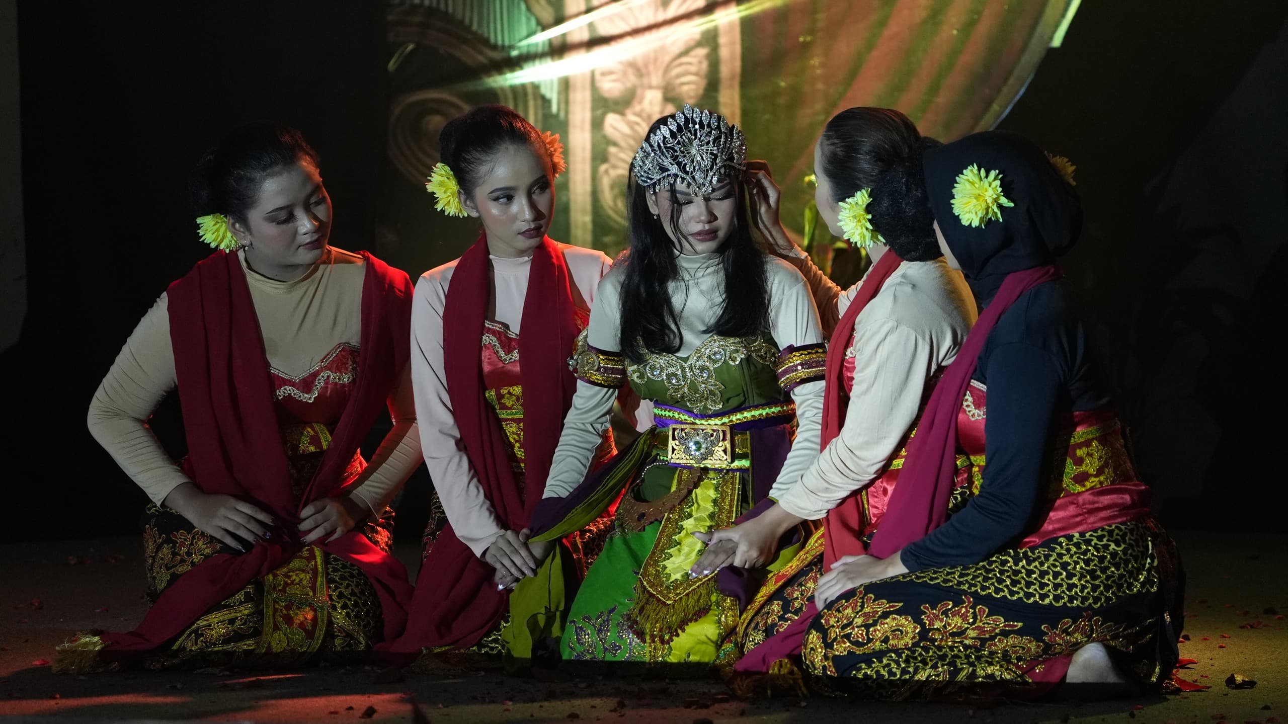 UNJUK KEMAMPUAN: Mahasiswa Unmuh Jember melestarikan kesenian Nusantara mulai dari Aceh hingga Papua di Festival Budaya Unmuh, Jumat (4/7/2025) malam. &nbsp;