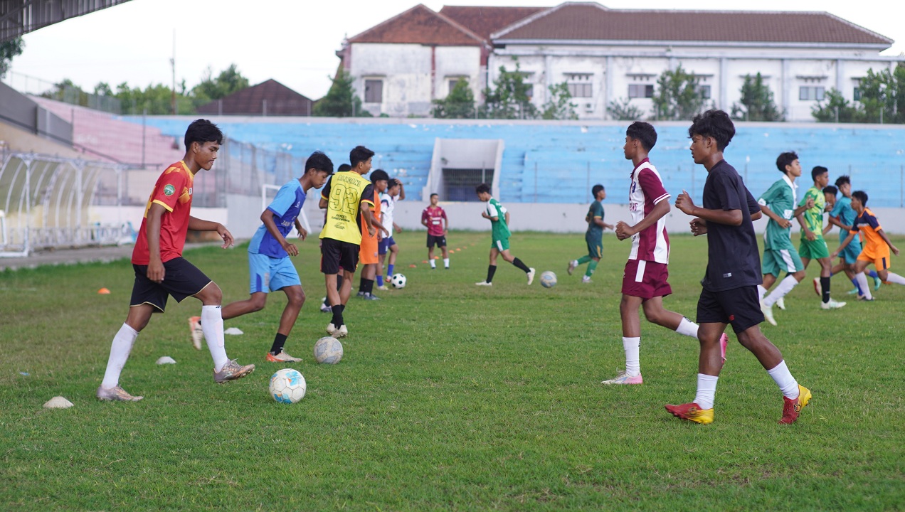 TERAKHIR: Persid Jember U-17 latihan passing dan finishing di Stadion Jember Sport Garden, Kamis (10/7/2025). Sore ini, mereka akan menjalani laga perdana Piala Soeratin melawan Malang United.