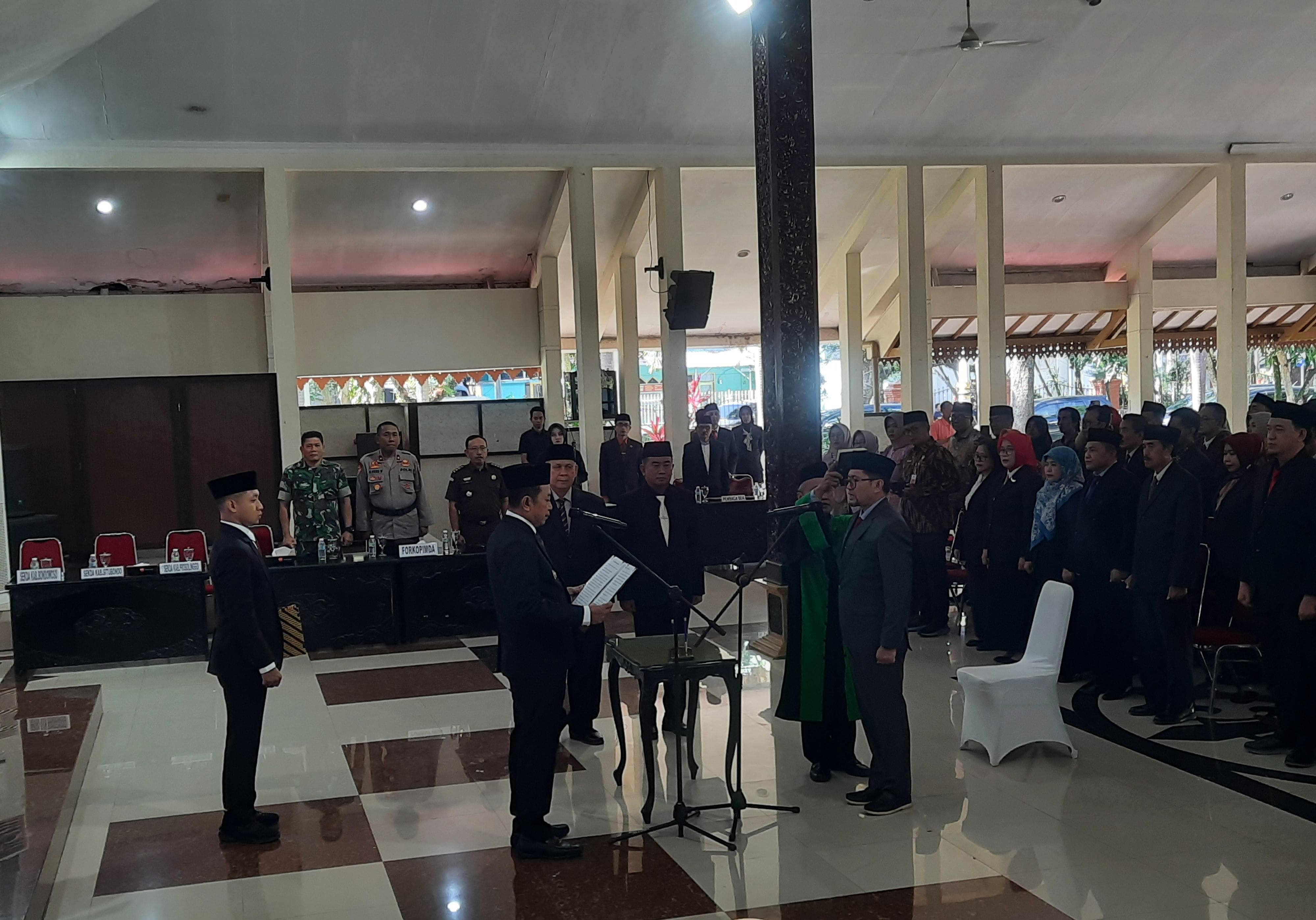 KHIDMAT: detik-detik Bupati Bondowoso saat melantik Sekda definitif. (FAQIH/RJ)