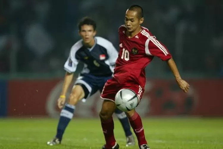 Kurniawan Dwi Yulianto saat mengenakan jersey Timnas Indonesia yang disponsori Adidas. Kini Adidas diisukan bakal menjadi apparel Timnas kembali. (Wikipedia)