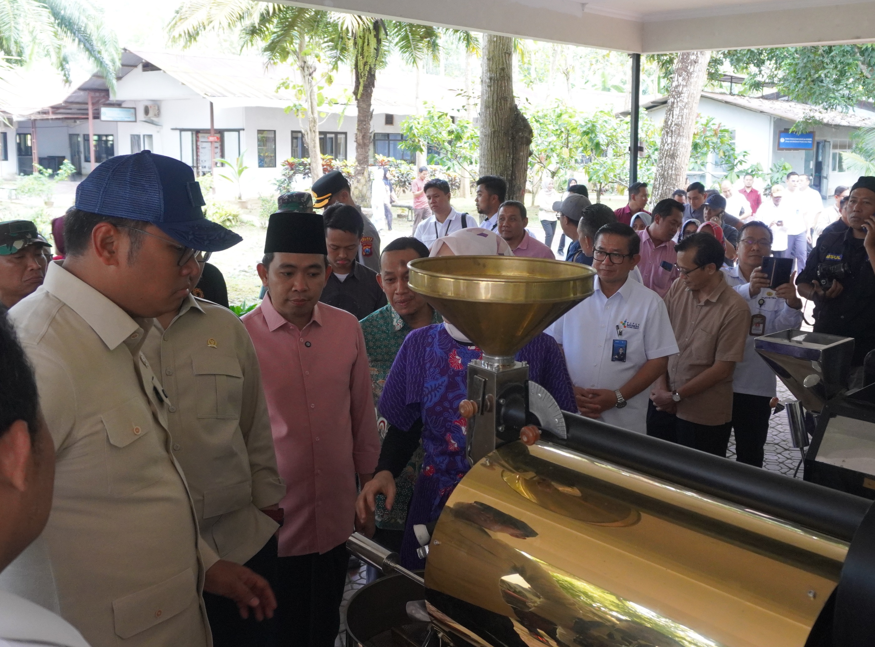 DUKUNG EKSPOR KOPI: Wamentan RI Sudaryono ditemani Bupati Jember Muhammad Fawait saat mengunjungi Puslit Kopi dan Kakao di Jenggawah, Jember, Jumat (11/7/2025).