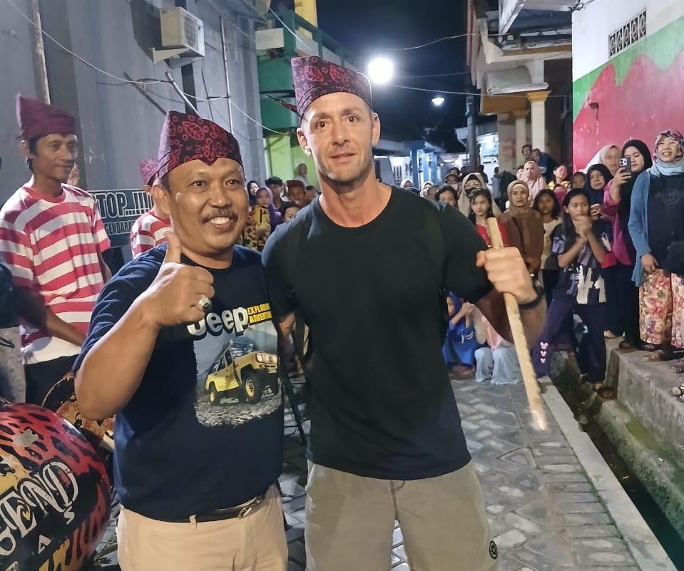 DIMINATI MANCANEGARA:&nbsp; Pembina The Legend Irama Kabut, Hairul Anam (kanan), kedatangan tamu turis asal Spanyol.
