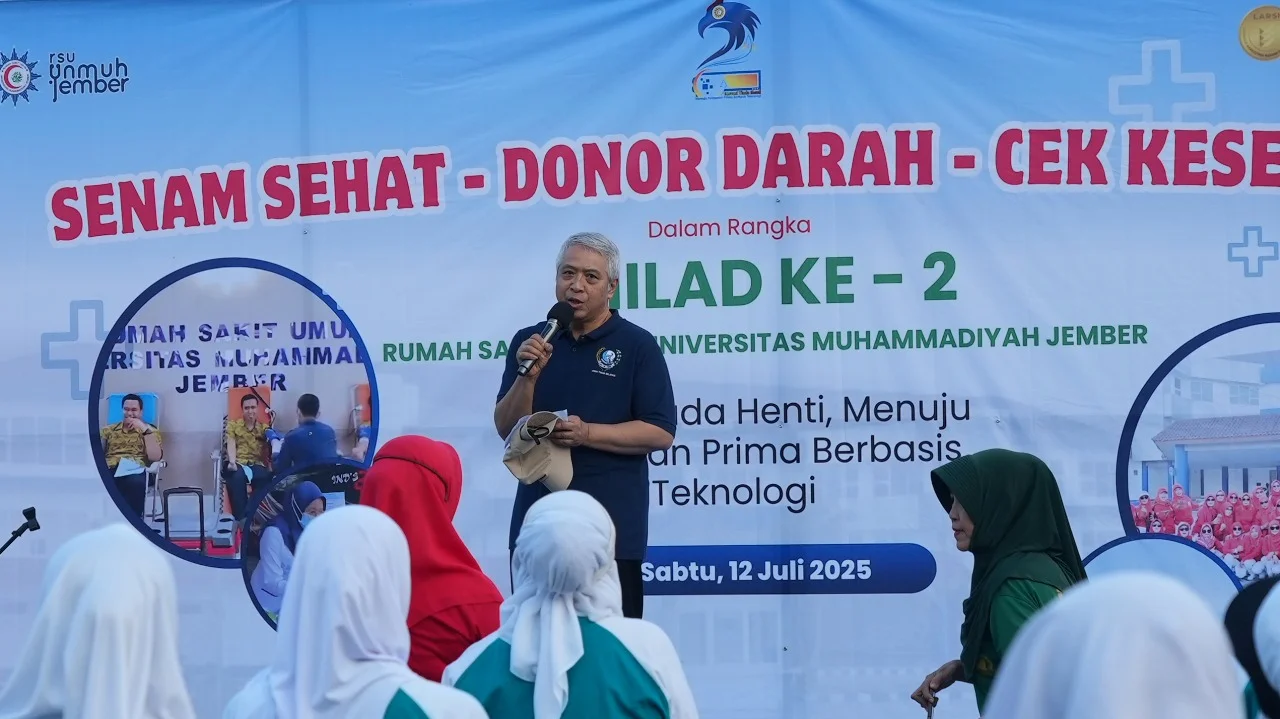 SEMANGAT: Direktur RSU Unmuh Jember dr Bambang Indra memberikan sambutan pada perayaan milad RSU Unmuh Jember yang disemarakkan dengan kegiatan sosial dan layanan kesehatan gratis, Sabtu (21/7/2025).