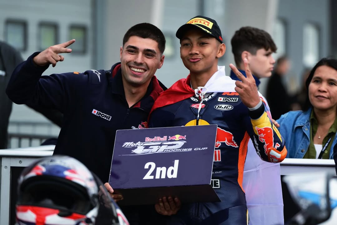 Kiandra Ramadhipa, pembalap muda asal Indonesia, tampil brilian setelah start dari posisi ke-12 dalam Race 1 Red Bull MotoGP Rookies Cup di Sachsenring.