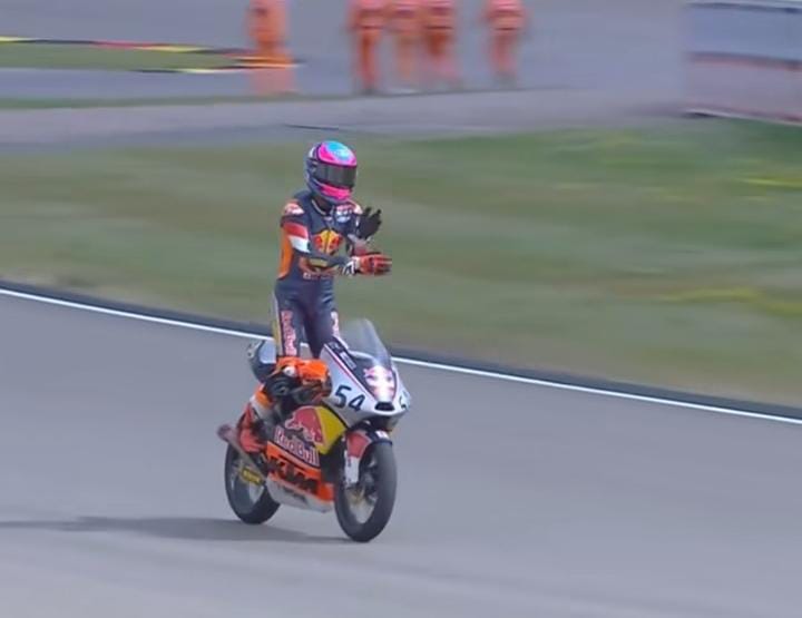Selebrasi Pacu Jalur ala Veda Pratama seusai finis tercepat di race 2 Red Bull Rookies Cup Jerman, di Sachsenring.