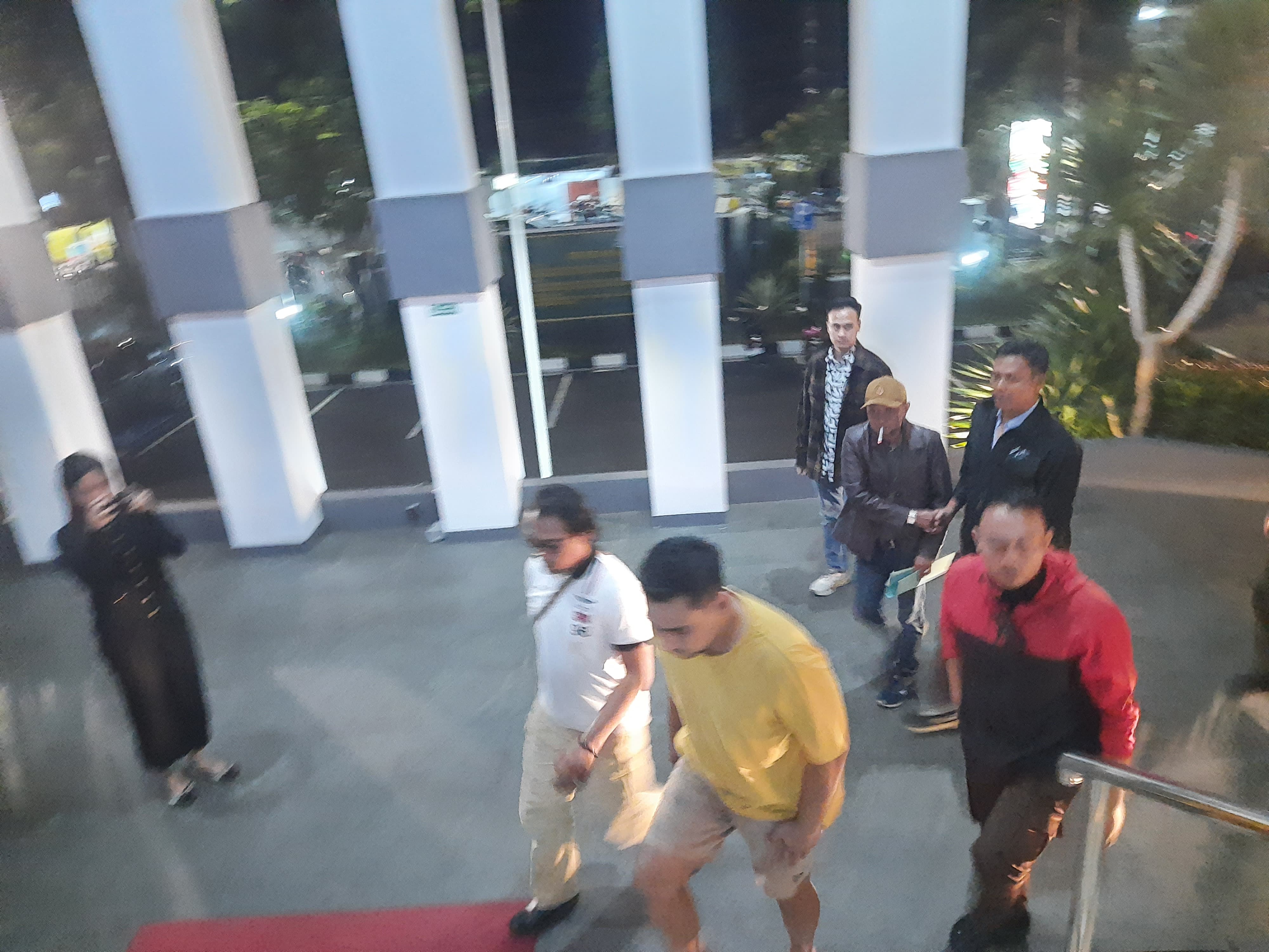 EKSEKUSI: Terpidana RM (Baju kuning) ketika dikawal sejumlah APH menuju tangga kantor Kejari Bondowoso. (FAQIH/RJ)