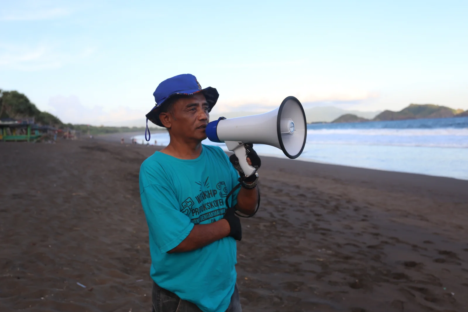 OGAH BERPANGKU TANGAN: Ansori Feri Nur Cahyo, relawan SAR di Pantai Watu Ulo yang masih aktif terlibat dalam berbagai evakuasi kebencanaan.Termasuk melakukan mitigasi.