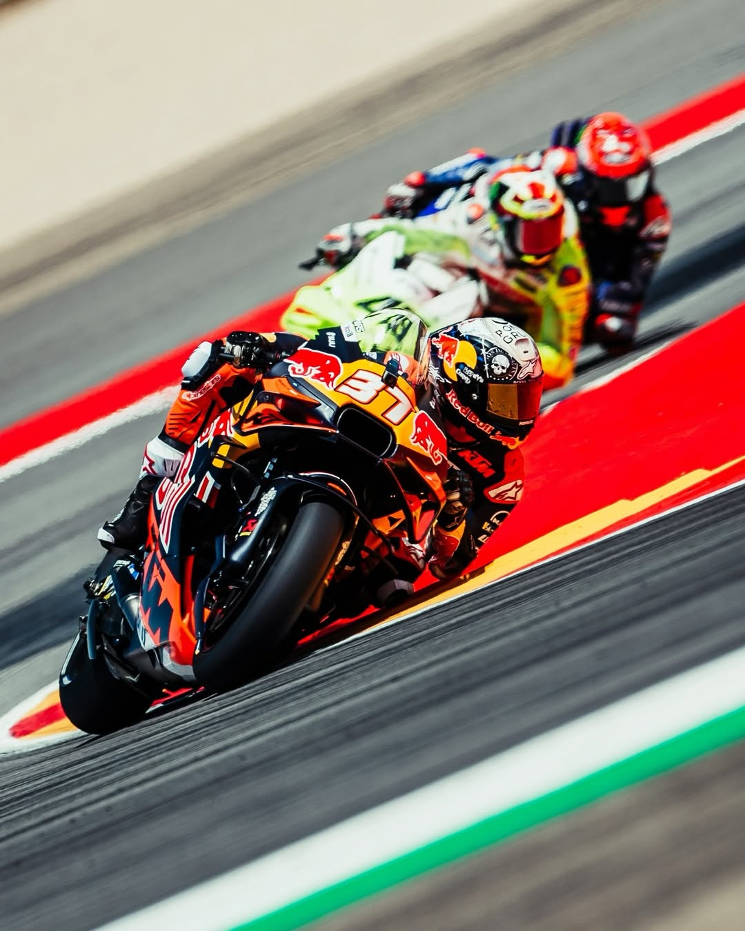 Pedro Acosta (KTM Red Bull), Fabio Di Giannantonio (VR46), dan Fabio Quartararo (Yamaha) di Sirkuit Motorland, Aragon.