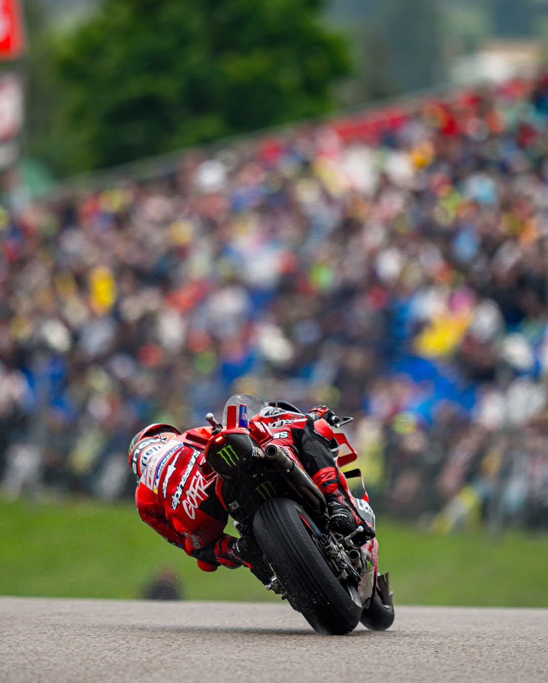 Pecco Bagnaia mengalami masalah kehilangan grip ban belakang pada sesi hari Sabtu (12/7/2025) di Sirkuit Sachsenring.