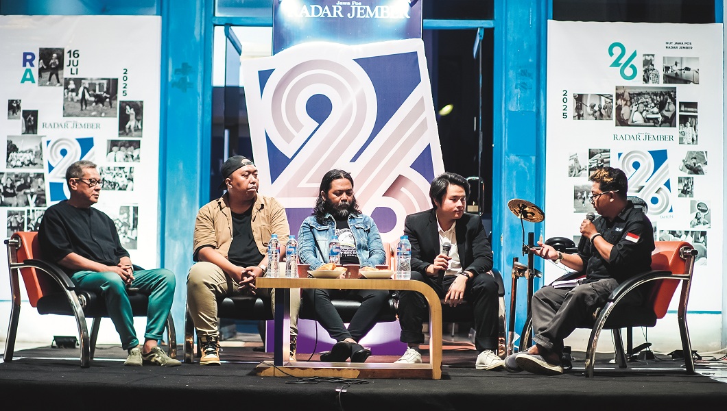 KEREN: Empat musisi asal Jember, yakni Agus Susanto, Daniel Susanto, Aden Kusuma, dan Agus Pindank, tampil sebagai pemantik diskusi musisi HUT Ke-26 Radar Jember.