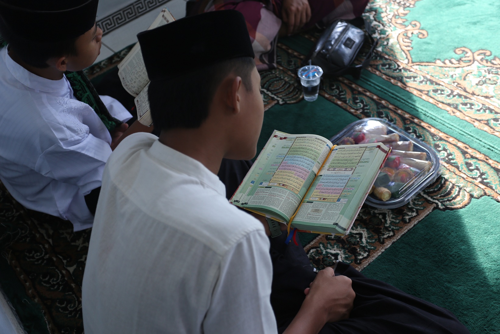 KHATMIL QURAN: Sejumlah tahfidzul Quran khusuk melantunkan ayat suci Alquran di musala kantor JPRJ, kemarin (16/7).