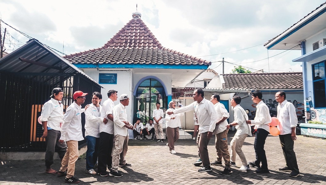 BERSAING: Segenap karyawan bermain naga ular di halaman kantor JPRJ, kemarin (16/7).