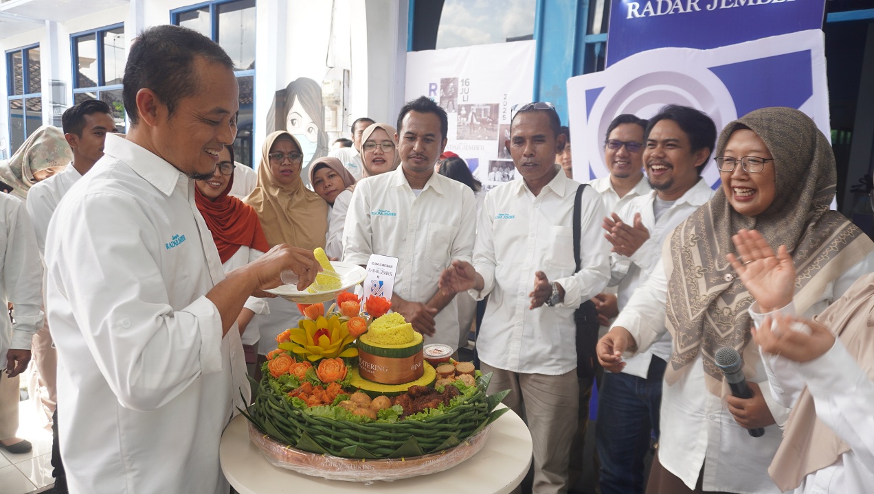 SAKRAL: General Manager JPRJ, MS Rasyid memotong tumpeng peringatan HUT JPRJ ke 26 tahun, di halaman kantor Radar Jember, kemarin (16/7/2025).