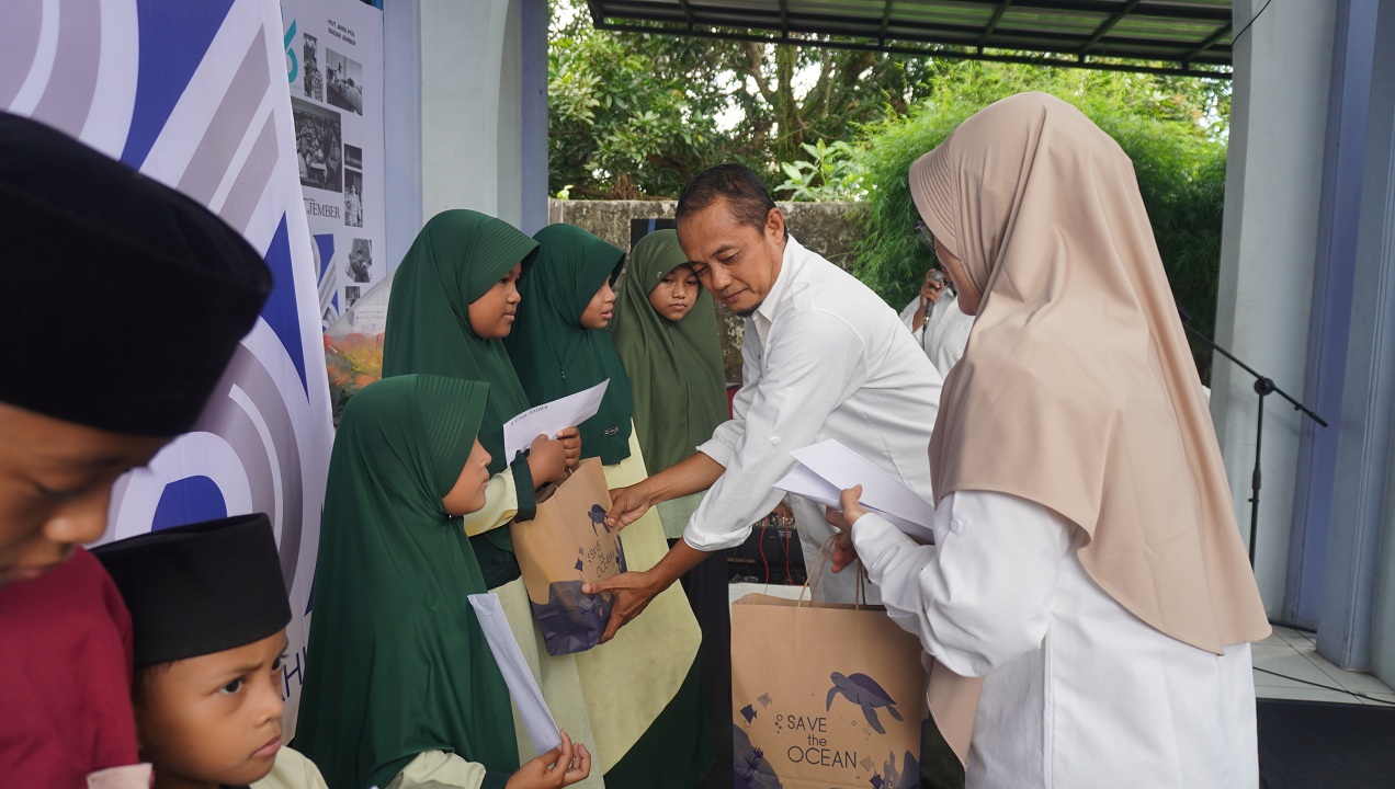 BERBAGI MANFAAT: Puluhan anak yatim hadir dan menerima santunan secara simbolis dari manajemen Radar Jember, kemarin (16/7/2025).