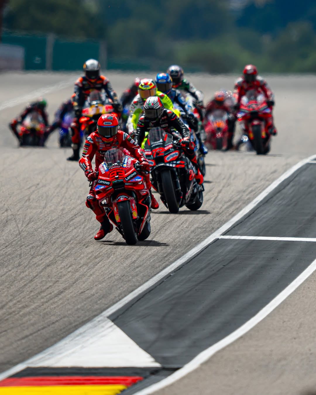 Marc Marquez memimpin balapan di Sachsenring. Ia dan Pecco Bagnaia mengakui kecepatan salah satu rival non-Ducati di MotoGP.