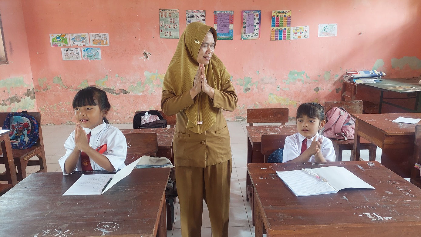 HANYA DUA SISWA: Kepala SDN Curahnongko 08 Anik Supriyati, tetap menggelar MPLS dengan diikuti dua siswa, kemarin.