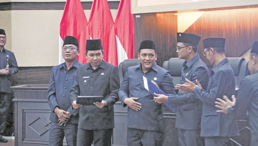 SETUJUI BERSAMA: Bupati Fawait bersama pimpinan DPRD Jember dengan agenda penandatanganan nota kesepakatan KUA-PPAS anggaran 2025, kemarin (17/7/2025).