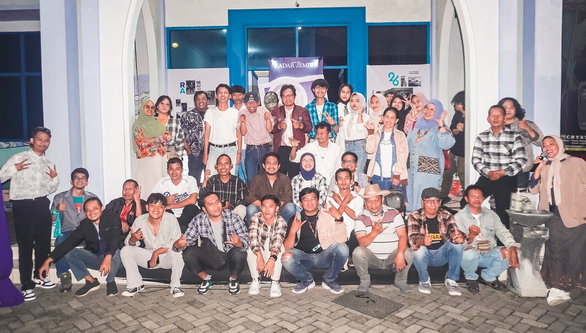 BAK MESIN WAKTU: Outfit retro karyawan dan undangan warnai 90