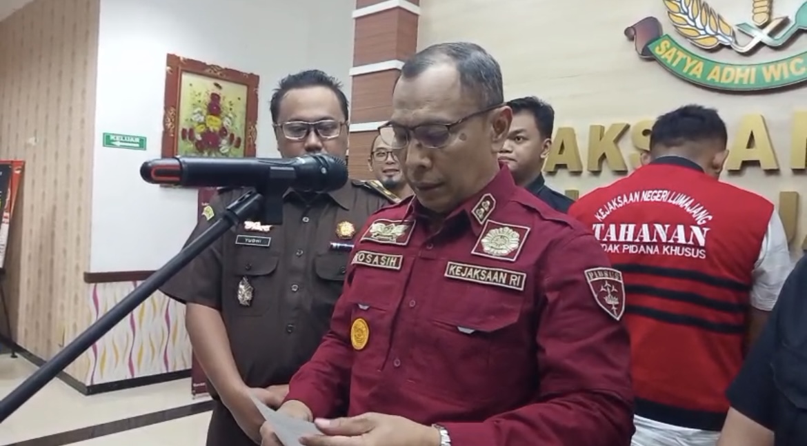 TETAPKAN: Kepala Kejaksaan Negeri Lumajang, Kosasih, saat melakukan konferensi pers penangkapan tersangka DPO kredit fiktif di Lumajang. (ADE APRYANIS/RAME)