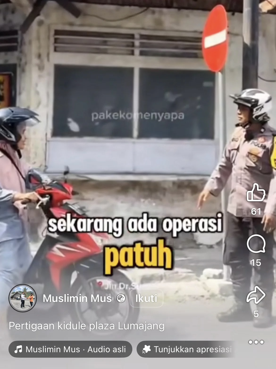 Pihak kepolisian saat memperingati emak-emak yang sering melawan arus di Lumajang.
