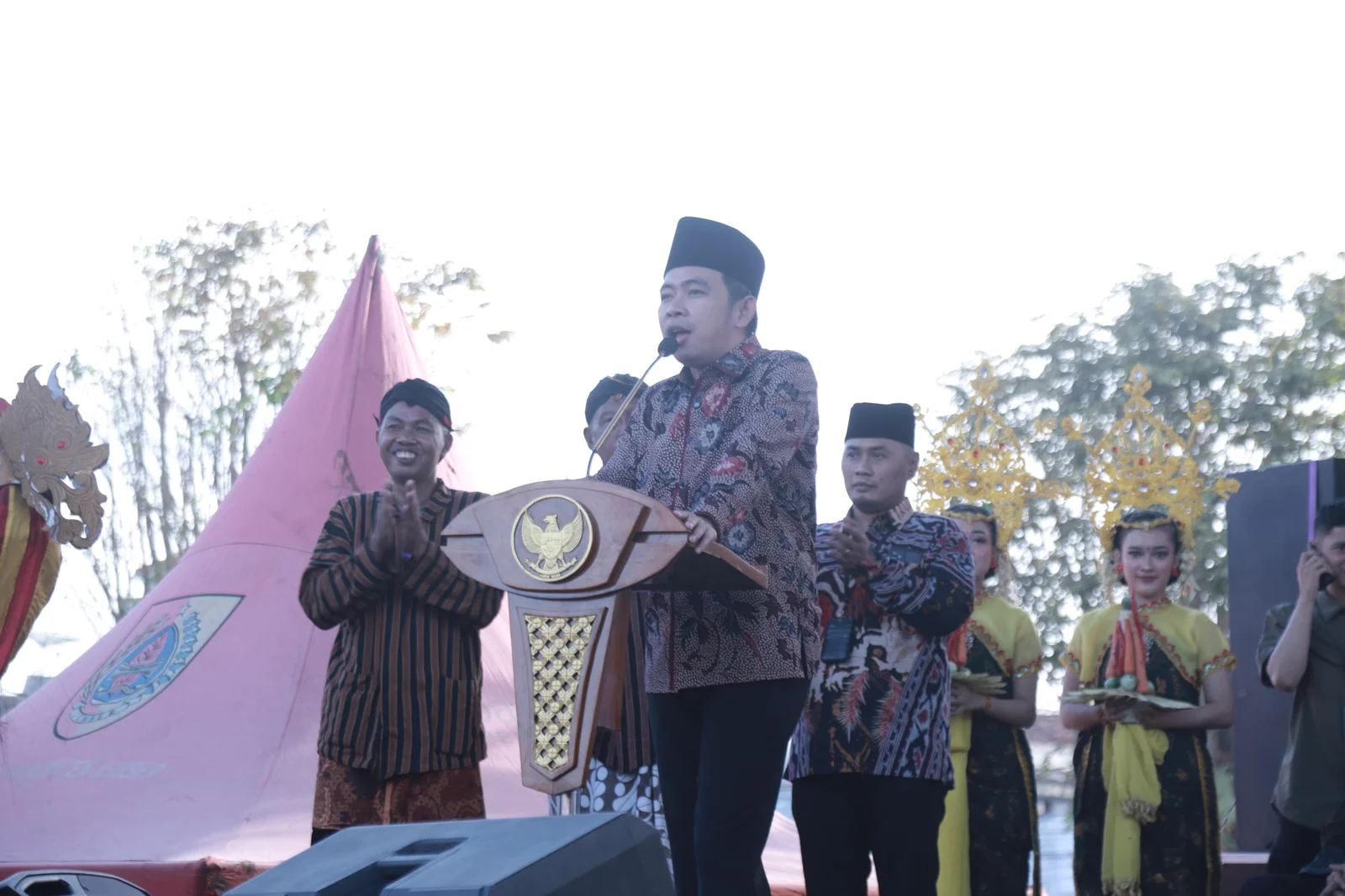DUKUNG PENUH: Bupati Fawait saat menghadiri rangkaian Kirab Budaya, saat Festival Kaki Gunung Watu Pecah di Langon, Kecamatan Ambulu, Jember, Sabtu (19/7/2025).