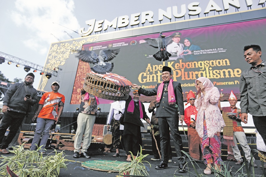 LESTARIKAN: Bupati Jember Muhammad Fawait melepas merpati dalam Apel Kebangsaan Cinta Pluralisme Kirab Pusaka Nusantara, Sedekah Bumi dan Pameran Pusaka, di Alun-Alun Jember, kemarin (20/7).