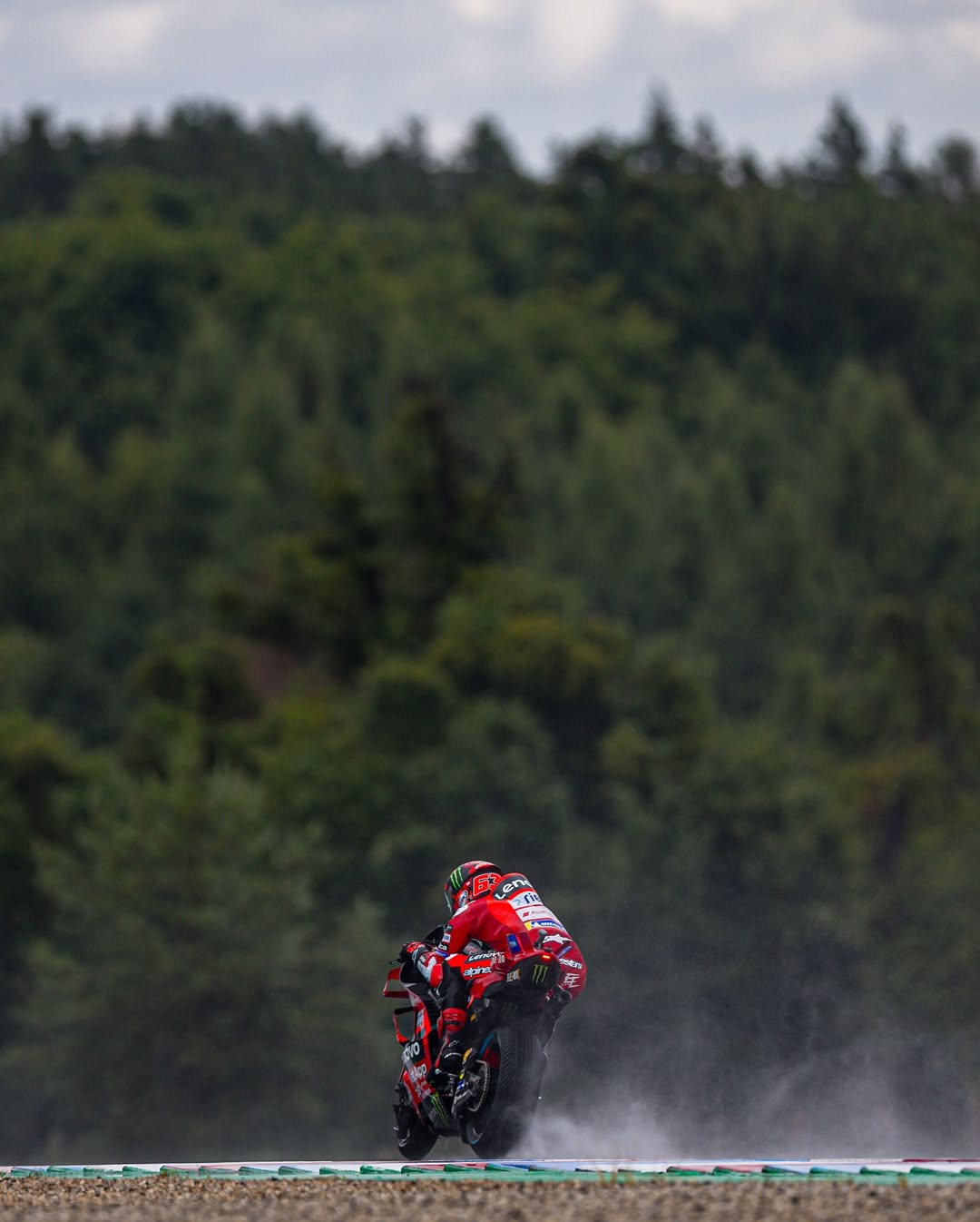 Bagnaia mengalami kejadian sial di sprint race MotoGP ceko. Alarm tekanan ban motornya bermasalah, hingga dia kehilangan podium.