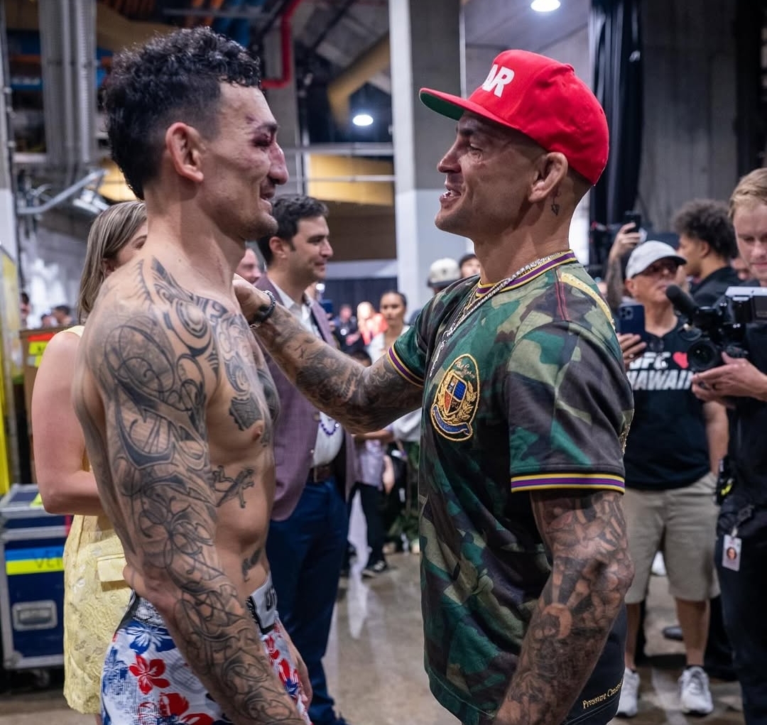 MERANGKUL: Max Holloway dan dustin poirier tunjukan saling respect usai bertanding (ig:ufc)
