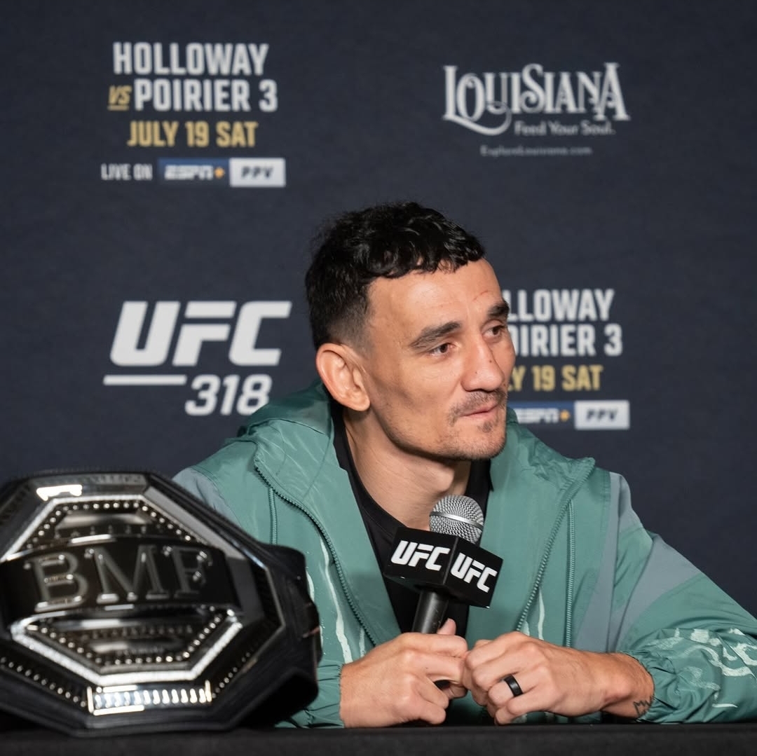 PERCAYA DIRI: Max Holloway saat diwawancarai awak media sebelum bertanding melawan Dustin Poirier (ig:maxholloway)
