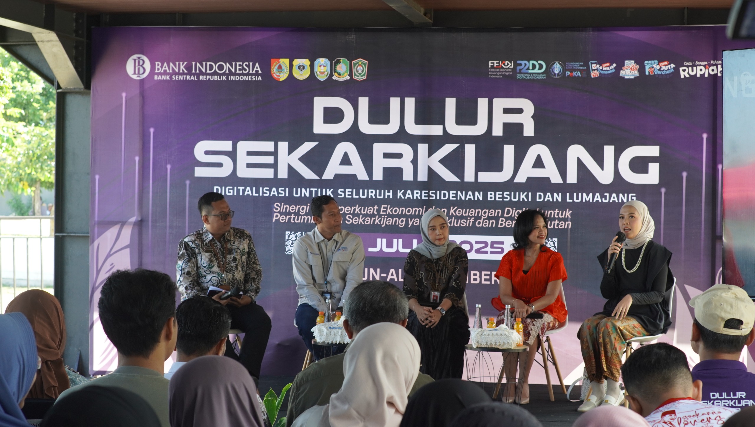 KPwBI Jember menggelar Talkshow Perlindungan Konsumen Dulur Sekarkijang di Alun-alun Nusantara Jember. (ona/Radar Jember)