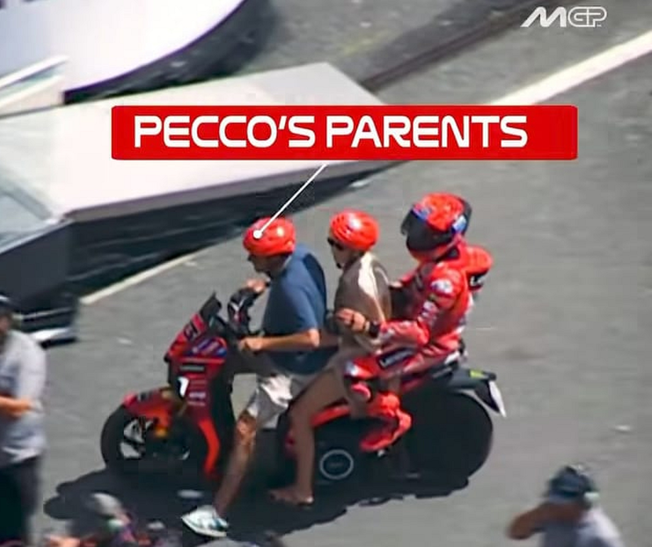 Momen ketika Marc Marquez diantar oleh orang tua Pecco Bagnaia ke paddock Ducati pasca-terjatuh saat sesi Q2 MotoGP Ceko.