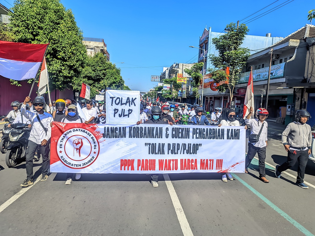 SAMPAIKAN ASPIRASI: Suasana aksi yang dilakukan honorer R4 dilakukan di depan Kantor Pemkab Jember, (21/7/2025) kemarin.