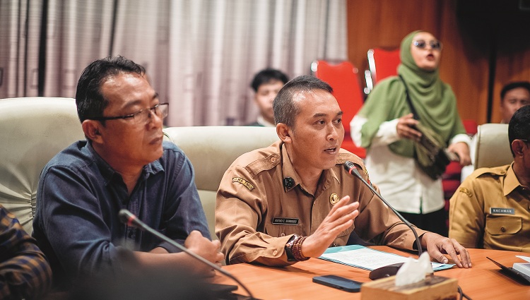 BERI PENJELASAN: Ketua Satgas Non ASN Pemkab Jember Ratno C. Sembodo memberi penjelasan terkait tuntutan honorer, (21/7/2025) kemarin.