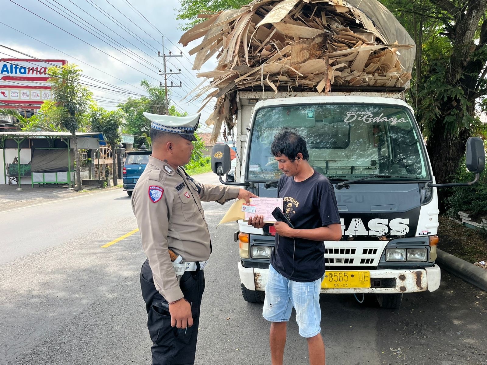 DITINDAK: Petugas saat berhasil mengamankan pengendara roda empat yang terbukti melanggar dan tidak membawa kelengkapan surat kendaraan. (ADE APRYANIS/RAME)
