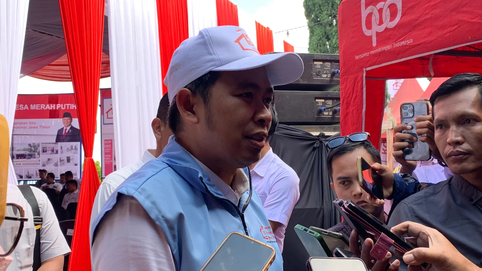 DUKUNG PENUH: Bupati Fawait di sela-sela menghadiri launching 8.000 Koperasi Merah Putih secara nasional, secara virtual, yang diikuti dari Hotel dan Resto Rembangan Jember, Senin (21/7/2025).