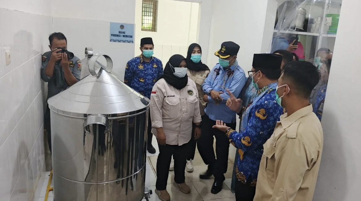 DIPASTIKAN: Dandim 0822 Bondowoso, Letkol Arh Achmad Yani bersama petugas SPPG Mandiri memeriksa kesiapan peralatan yang dibutuhkan, beberapa waktu lalu. (ILHAM WAHYUDI/RADAR IJEN)