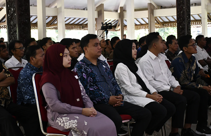 BERKUMPUL: Sejumlah pihak saat mengikuti peresmian peluncuran koperasi merah putih, di Pendapa Bupati Bondowoso.