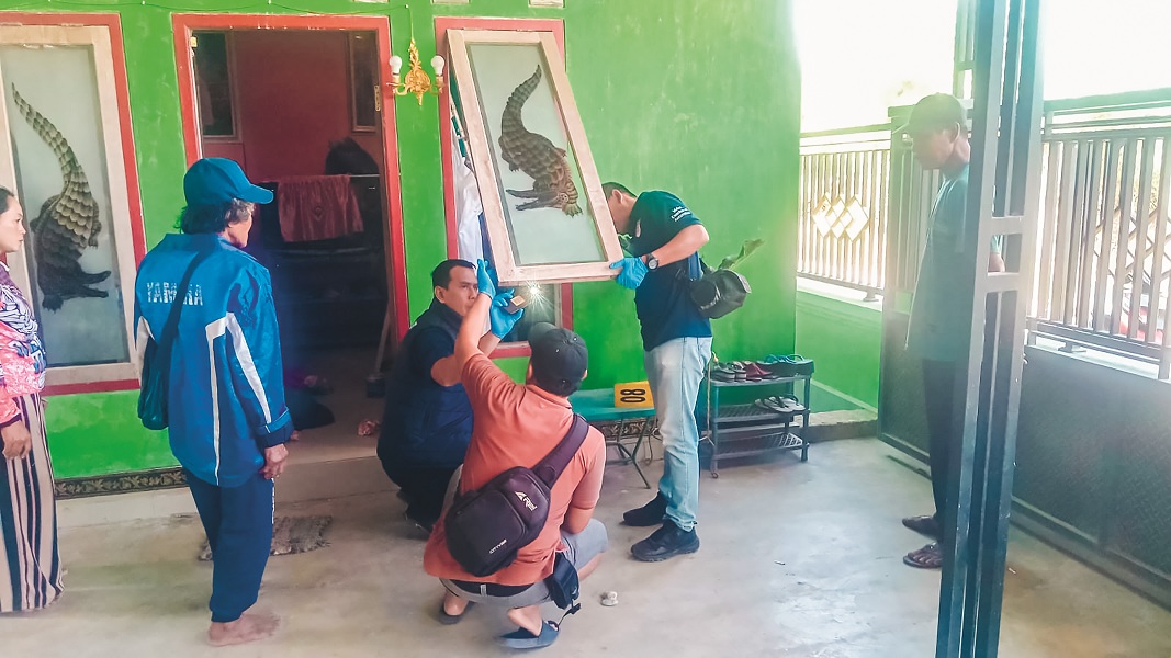 OLAH TKP: Anggota Inafis Satreskrim Polres Jember bersama anggota Polsek Gumukmas melakukan olah TKP di rumah korban perampokan, Minggu (20/7/2025).